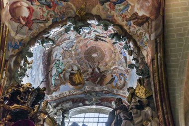 Toledo Katedrali çatı penceresinde