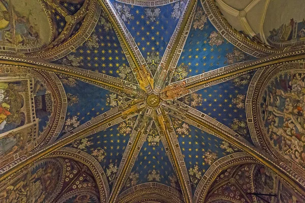 Купол часовни Сан-Блас в соборе Толедо — стоковое фото
