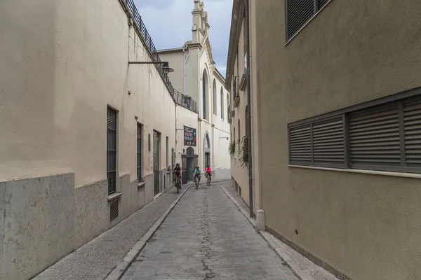 Fietsen in het oude Girona, Spanje — Stockfoto