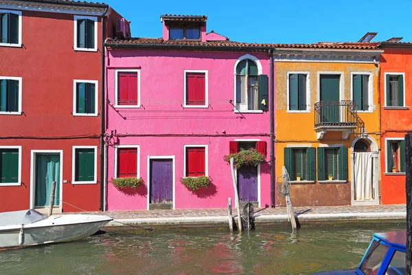 Farbige alte Häuser der Insel Burano, Venedig — Stockfoto