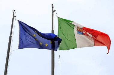 Italya ve AB bayrakları