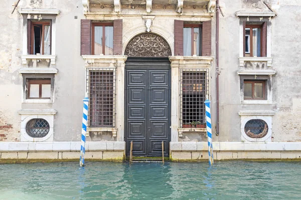 Der Haupteingang zum venezianischen Haus — Stockfoto