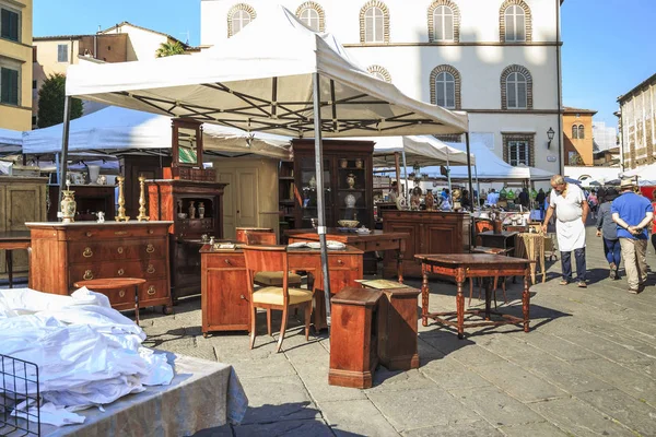 Sunday Market in Lucca, Italy — Stock Photo, Image