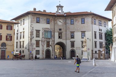 Piazza dei Cavalieri 'deki Saat Sarayı, Pisa, İtalya