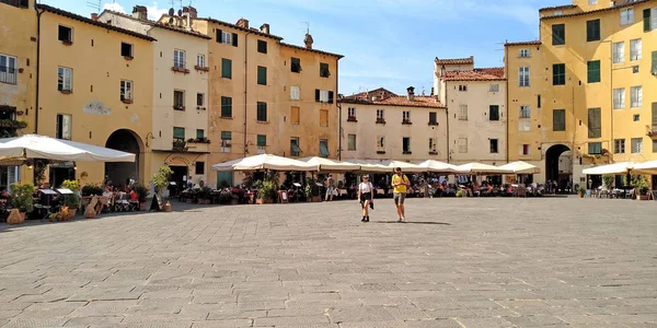 Lucca, İtalya 'daki Amfitiyatro Meydanı — Stok fotoğraf