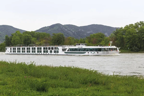 Круизный лайнер Scenic Amber on the river Danube — стоковое фото