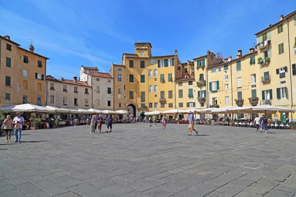 Lucca, İtalya 'daki Amfitiyatro Meydanı — Stok fotoğraf