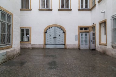 Viyana 'nın merkezinde eski bir evin avlusunda.