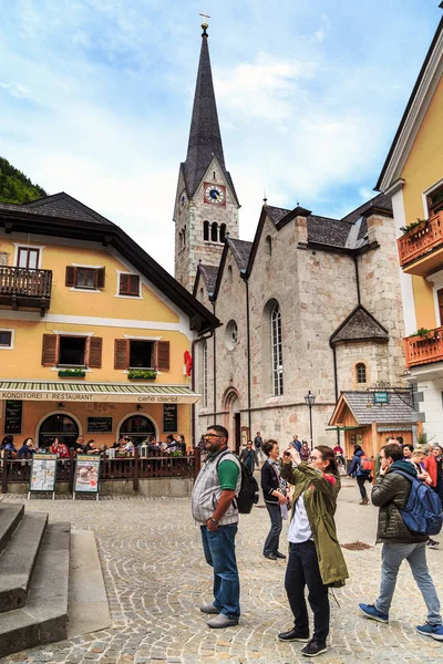 Turistas en Hallstatt, Austria — Foto de Stock