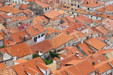 Hırvatistan 'ın eski Dubrovnik kentinin kırmızı kiremitli çatıları