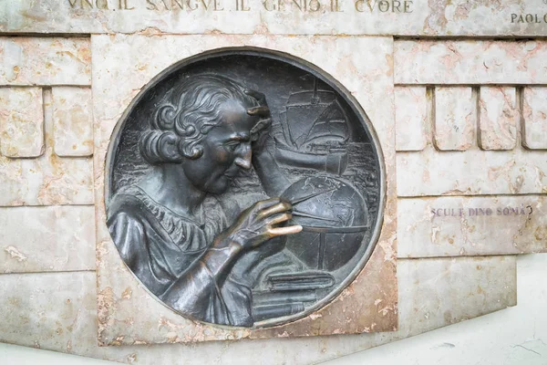 哥伦布的记忆中的浮雕，意大利都灵 — 图库照片