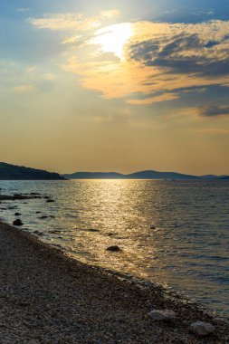 Deniz kıyısında sonbahar akşamı