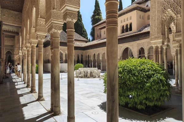 Alhambra en Granada, España: Palacio Nazarí, Patio de los Leones — Foto de Stock