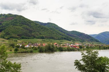 Mitteransdorf, Avusturya - 13 Mayıs 2019: Bu Wachau Vadisi 'ndeki Tuna Nehri kıyısındaki ağaçlık tepelerle çevrili küçük bir köyün görüntüsü..