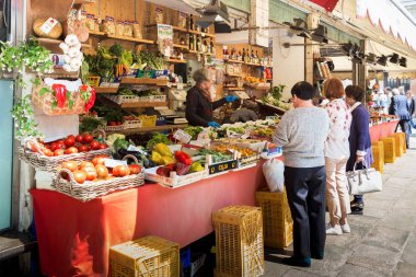 Venice, İtalya - 18 Mayıs 2018: Bu bakkal city piyasa Campo della Pescaria üzerinde meyve sayaçlarından biri.