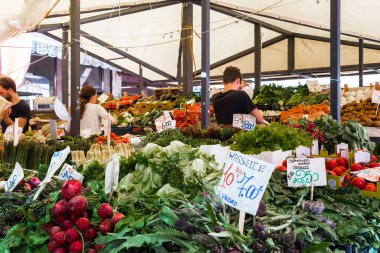 Venice, İtalya - 18 Mayıs 2018: Bu bakkal city piyasa Campo della Pescaria üzerinde meyve sayaçlarından biri.