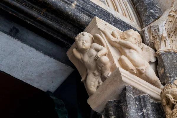 Trogir Croatia Вересня 2016 Скульптури Херувимів Прикрашають Портал Середньовічного Собору — стокове фото