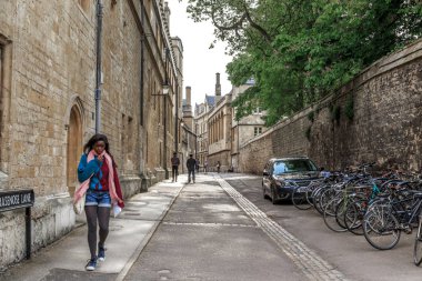Oxford, İngiltere - 21 Mayıs 2014: Burası öğrenci kasabasının eski dar sokaklarından biri.