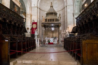 Trogir, Hırvatistan - 11 Eylül 2016: Bunlar St. Lawrence Katedrali 'nin koroları ve ana sunağı.