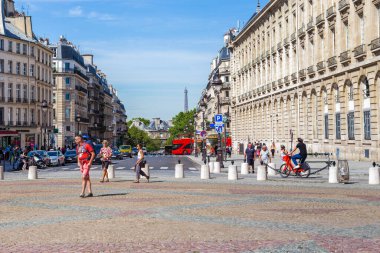 Paris, Fransa - 30 Ağustos 2019: Burası Souflot Caddesi, Pantheon Meydanı 'ndan Lüksemburg Bahçeleri' ne doğru yol alıyoruz..