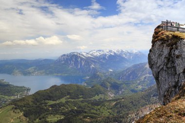 St. Wolfgang, Avusturya - 19 Mayıs 2019: Bu Stafberg Dağı 'nın tepesindeki gözlem güvertesinden Salzkammergut Bölgesi' nin hava görüntüsü..