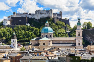 Salzburg, Avusturya - 17 Mayıs 2019: Bu Capuchinerberg Dağı 'ndan Hohensalzburg Kalesi ve Old Town bölgesinin manzarası