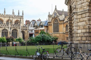Oxford, İngiltere - 21 Mayıs 2014: Burası Oxford Üniversitesi ve Kolej 'in tarihi binalarıyla çevrili Radcliffe Meydanı şehir merkezi.