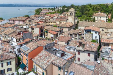 Sirmione, İtalya - 13 Mayıs 2018: Bu Garda Gölü 'nün güney kıyısındaki eski bir İtalyan tatil köyünün havadan görünüşü.