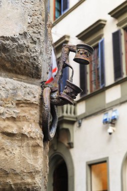 FLORENCE, ITALY - 12 EPTEMBER 2018: Bu bir meşale tutucu ve bir bağlama direği ortaçağ evlerinin duvarında korunmuş.