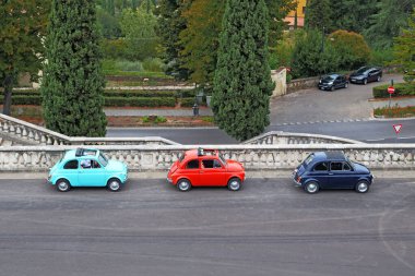 FLORENCE, ITALY - 13 Eylül 2019: bir şehir yolunda üç renkli eski Fiat 500 araba var.