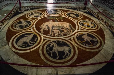 SIENA, İtalya - 14 Eylül 2018: Bu Katedral 'in mermer zemin mozaiğinin müttefik İtalyan şehirlerinin sembolleriyle dolu bir parçası..