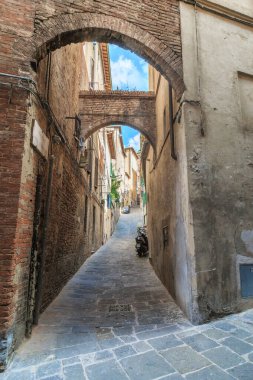 SIENA, İtalya - 14 Eylül 2018 Burası dik tepelerdeki ortaçağ şehrinin sokaklarından biri..