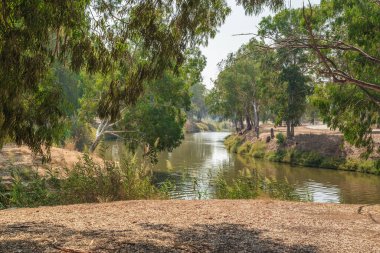 TEL AVIV, ISRAEL - SEPTEMBER 19, 2017: Bu Akdeniz 'e akan Yarkon Nehri, kentsel Yarkon Parkı' nın bulunduğu kıyılar boyunca akar..