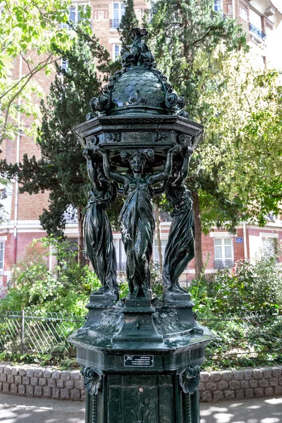 2019年8月30日 这是一座装饰艺术喷泉 位于拉丁区的一条街道上 — 图库照片
