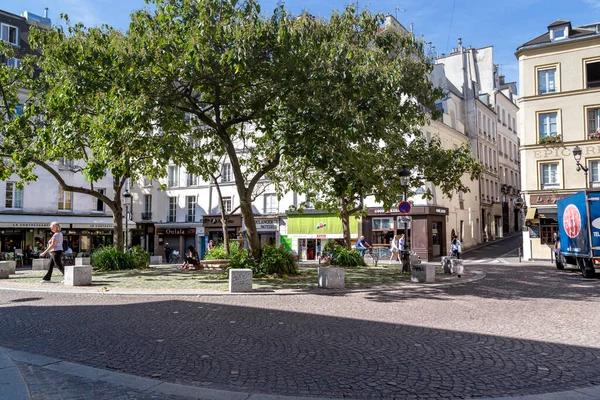 París Francia Agosto 2019 Esta Una Pequeña Acogedora Plaza Barrio — Foto de Stock