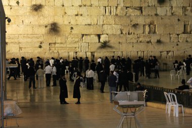 JERUSALEM, ISRAEL - 20 Mayıs 2011: Tanımlanamayan hacılar Eski Şehirdeki Ağlama Duvarı 'nda gece namazı kılıyor