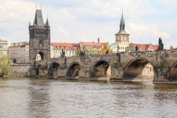 Prague Czech April 2012年4月24日 这是一座著名的中世纪查尔斯桥 横跨弗拉特瓦河 连接了该市的历史区域 — 图库照片