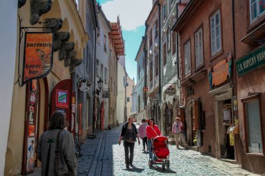 CZECH KRUMLOV, CZECH REPUBLIC - 25 Nisan 2011: Burası eski kasabanın tarihi merkezindeki ortaçağ Radnichni Caddesi.