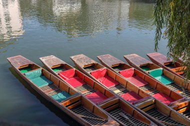 CAMBRIDGE, GREAT BRITAIN - 8 EYLÜL 2014: Bunlar Cam Nehri 'nde eğlence gezisi için düz tabanlı kayakçılar, buraya Punt deniyor..