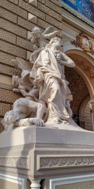 ODESSA, UKRAINE - 14 Haziran 2019: Bu Opera Binası 'nın ön cephesinin barok dekorasyonunun bir parçası.