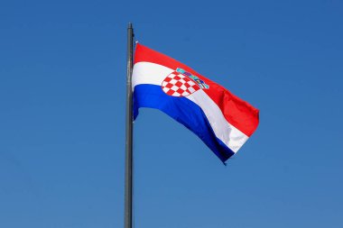 SIBENİK, CROATIA - 12 Eylül 2016: Bu rüzgarda dalgalanan Hırvatistan bayrağı.