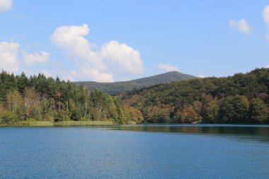 PLITVICE, CROATIA - 13 Eylül 2016: Burası Plitvice Ulusal Doğa Koruma Alanındaki Koziak Gölü 'nün sonbahar manzarası.