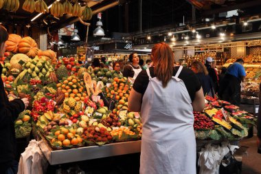 BARCELONA, SPAIN - 10 Mayıs 2017: Burası ünlü Boqueria pazarında bol miktarda meyve ve sebze bulunan gıda tezgahlarından biri..