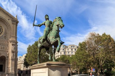 PARİS, FRANCE - 30 AĞUSTOS 2019: Bu Aziz Augustin Kilisesi önündeki Joan d 'Arc anıtı.
