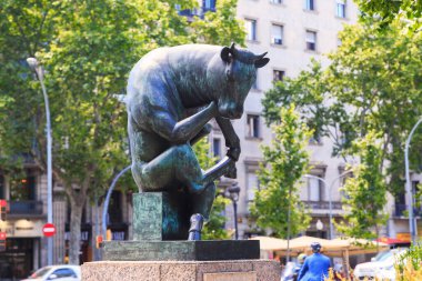 BARCELONA, İSPAN - 13 Mayıs 2017: Heykel Boğa Düşünen Adam, Rodin Düşünen Adam heykelini andıran düşünceli bir boğa figürüdür..