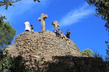 BARCELONA, SPAIN - 13 Mayıs 2017: Guell Park 'taki Cross Hill gözlem güvertesindeki kimliği belirsiz kişiler.