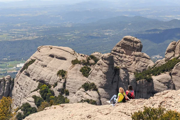 Montserrat España Mayo 2017 Dos Niñas Identificadas Descansan Ascenso Pico —  Fotos de Stock