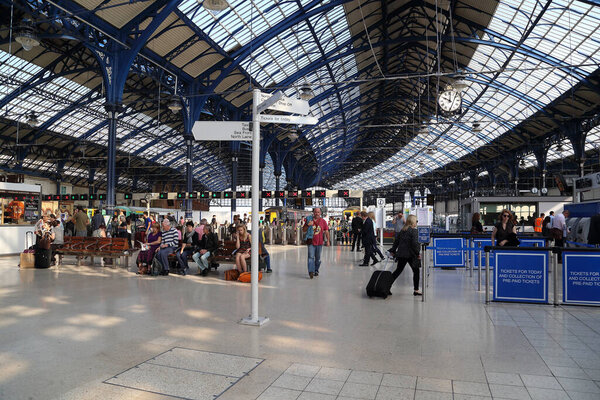 BRIGHTON, GREAT BRITAIN - 16 СЕНТЯБРЯ 2019: Это зал ожидания перед платформами железнодорожного вокзала города
.