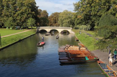 CAMBRIDGE, GREAT BRITAIN - 8 EYLÜL 2014: Bu Cam Nehri, üniversite kolejlerinin arkasındaki şehirde akıyor..