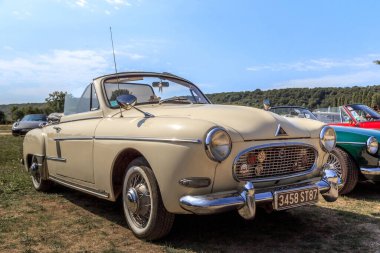 GERÇEK, FRANCE - 31 AĞUSTOS 2019: Bu ünlü Fransız şirketi Renaut Fregate tarafından üretilen retro bir otomobil.